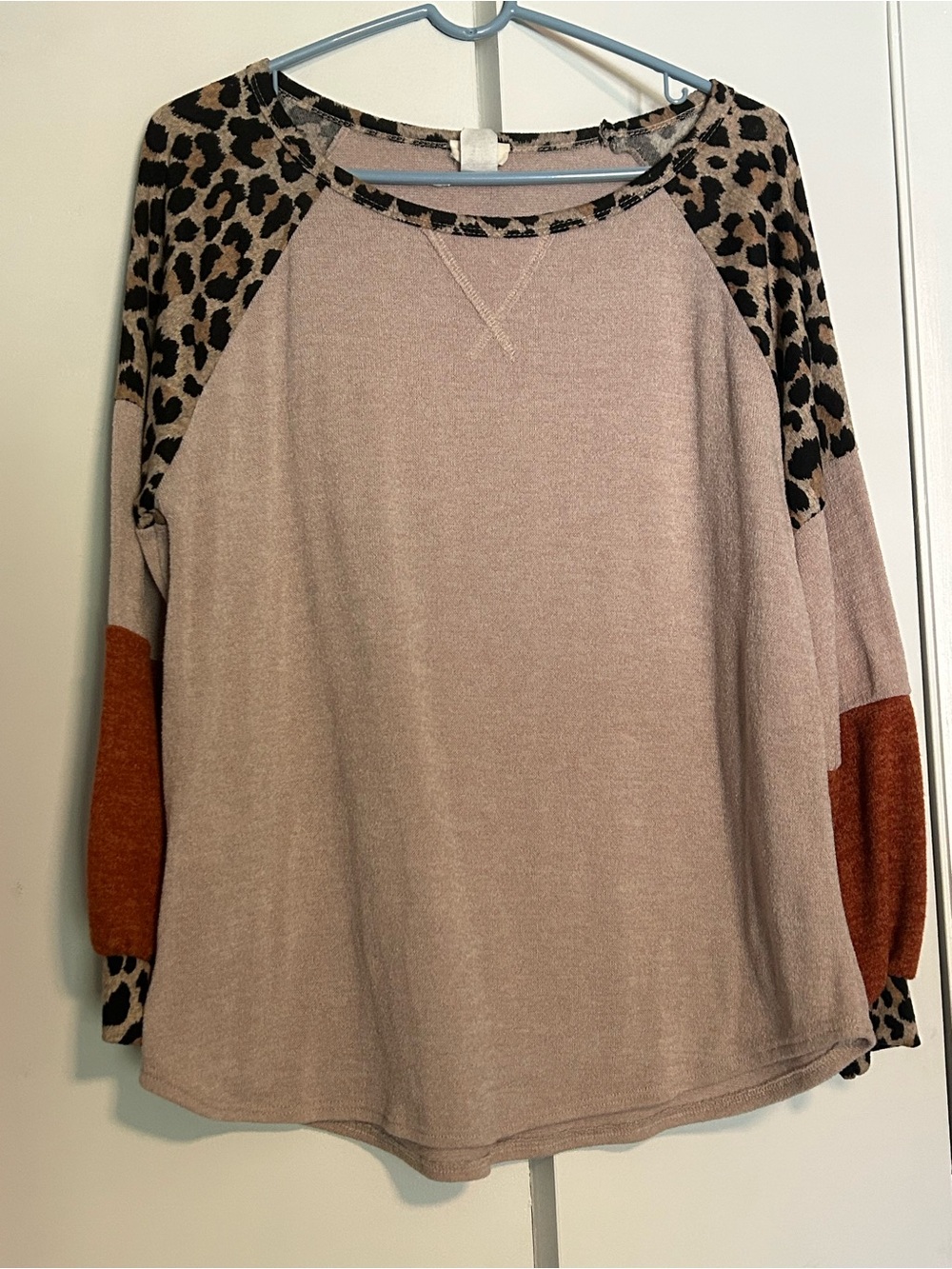BiBi Leopard Accent Color Block Raglan Women's Top in Taupe and Rust